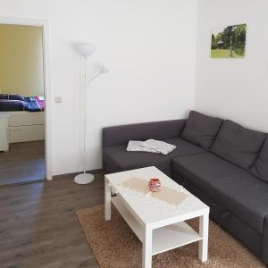 een woonkamer met een bank en een salontafel bij Ferienwohnung in Ostseenähe in Grevesmühlen