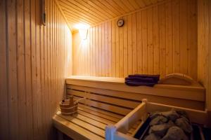 eine Sauna mit einer Bank in einem Holzzimmer in der Unterkunft MOTEL Schlegel in Erwitte