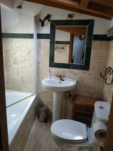 ピエドライタにあるCasa Rural El Zapatero de Sexifirmoのバスルーム(洗面台、トイレ、鏡付)