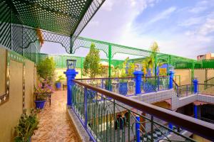 un balcón con barandilla azul y plantas. en Hotel Central Palace, en Marrakech