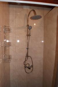 uma casa de banho com uma cabeça de chuveiro em Domek Całoroczny OSTOJA em Istebna