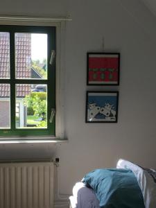 - une chambre avec une fenêtre et un lit dans une pièce dans l'établissement Zijper Eilant House, à Oudesluis