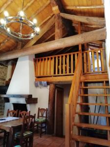 una escalera en una casa con mesa y sillas en Casa Rural La Pontezuela Abajo, en Navarredonda de Gredos