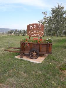 un cartello per una casa comoda in un campo di B & B Country House a Capoterra