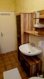 un baño con lavabo e inodoro en Idylle am See, en Zossen 15 fotos más