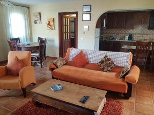 een woonkamer met een bank en een tafel bij Villa Las Salineras in Buenavista del Norte