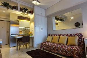 Kuchyňa alebo kuchynka v ubytovaní Cozy Luxury Apartment in the Heart of Athens 8-1