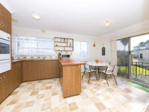 uma cozinha e sala de jantar com mesa e cadeiras em Capeview em Forster
