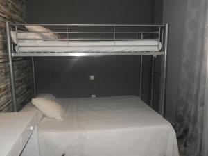 Posteľ alebo postele v izbe v ubytovaní Appt Terrasse, Piscine, Locamar Appt Cristina + 25 fotografií