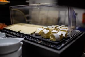 a bunch of food on a tray in a microwave at IG Nachosol Atlantic & Yaizasol by Servatur - Adults Only in Puerto Rico de Gran Canaria