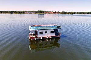 ギジツコにあるHouseboat Poland - pływający domek na Mazurachのギャラリーの写真