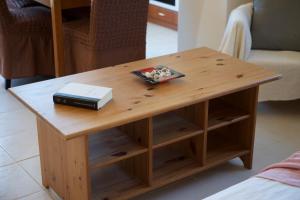 drewniany stolik kawowy z książką w obiekcie Christina's place w mieście Sami