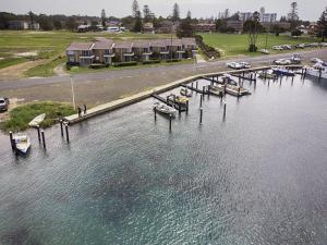 une vue aérienne sur un quai avec des bateaux dans l'eau dans l'établissement Fairholme 5, à Tuncurry