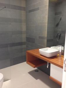 een badkamer met een wastafel en een toilet bij Casa das Cinco in Angra do Heroísmo
