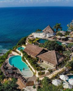 - une vue aérienne sur un complexe avec 2 piscines dans l'établissement La Joya Biu Biu Resort, à Jimbaran