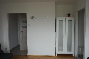 グディニャにあるSłoneczny Skwer 13の白いドアと廊下のある部屋