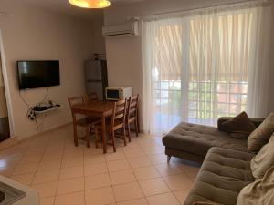 A television and/or entertainment centre at Double Room with Terrace
