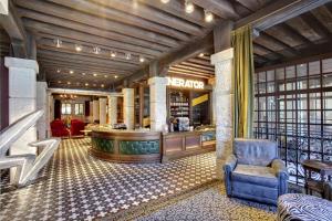 A seating area at Generator Venice