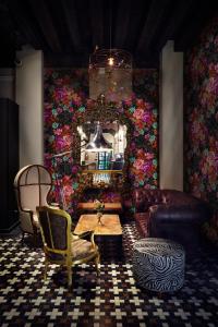 A seating area at Generator Venice