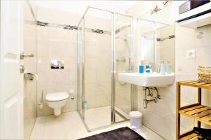 Ein Badezimmer in der Unterkunft MARINE: Newly renovated 2nd district apartment