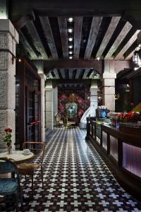 A seating area at Generator Venice