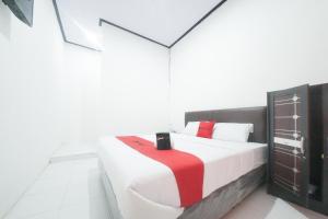 Foto da galeria de RedDoorz Syariah near Mall Roxy Banyuwangi 2 em Banyuwangi