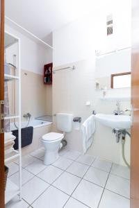 Un baño de Deutsche Messe Zimmer - Private Apartments & Rooms Hannover City - room agency