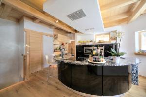 uma cozinha com uma grande ilha no meio de uma sala em Le relais de la Fis 6-14 pers em Chamonix-Mont-Blanc