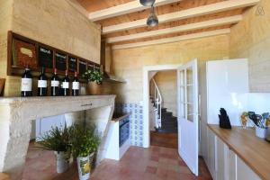 um quarto com um balcão com garrafas de vinho em Belle maison bourgeoise de charme dans un domaine viticole em Libourne