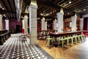 A restaurant or other place to eat at Generator Venice