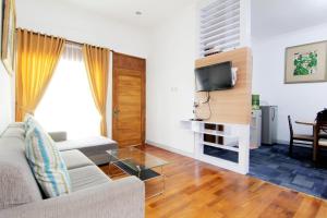 TV a/nebo společenská místnost v ubytování Embe Joglo Homestay