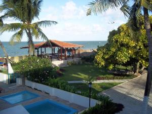 uma vista para o oceano a partir da varanda de um resort em Pousada Ruínas do Pilar em Itamaracá