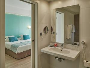 Koupelna v ubytování BQ Apolo Hotel