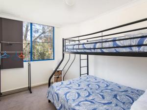 1 dormitorio con 2 literas y ventana en Heritage 202 en Tuncurry