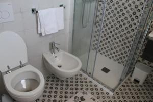 A bathroom at Villa Lucia B&B