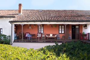 een huis met een terras met stoelen en tafels bij Hostal El Palacio in Valencia de Don Juan