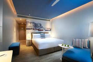 Ein Bett oder Betten in einem Zimmer der Unterkunft OZO Phuket