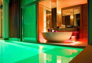 Der Swimmingpool an oder in der Nähe von W Koh Samui