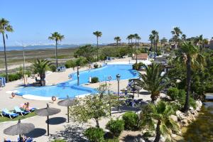 Bazén v ubytování Hotel Bahia Sur nebo v jeho okolí