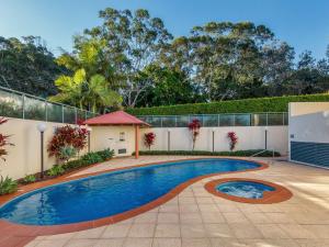 una piscina en el patio trasero de una casa en Le Point 502 en Forster