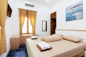 Postel nebo postele na pokoji v ubytování Embe Joglo Homestay