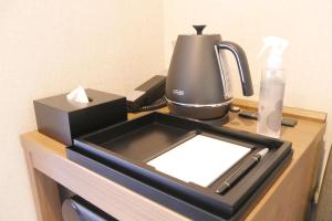Příslušenství pro přípravu čaje a kávy v ubytování KIN HOTEL