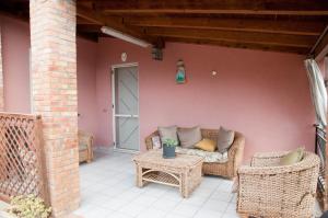 Un lugar para sentarse en Casa vacanze VILLA ANGELA in Sicilia con pool house country per 16 guest