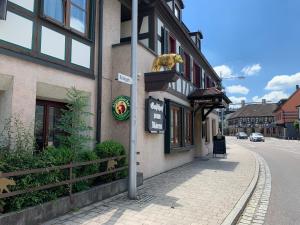 a statue of a dog on a ledge on the side of a building at Gasthof zum Bären in Asperg