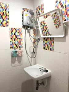 La salle de bains est pourvue d'un lavabo et d'un miroir. dans l'établissement Great House 99, à Bangkok