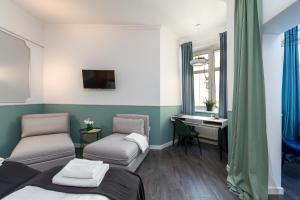 Una habitación de hospital con dos camas y un escritorio. en Piękny Butikowy Apartament Stary Rynek Poznań, en Poznan