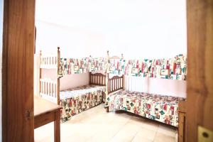 ein Zimmer mit zwei Kinderbetten und Büchern an der Wand in der Unterkunft Bungalows Miami Beach in San Agustín