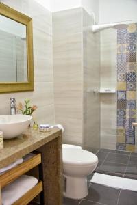 a bathroom with a sink and a toilet and a shower at Apartamento Ganem 505a in Cartagena de Indias