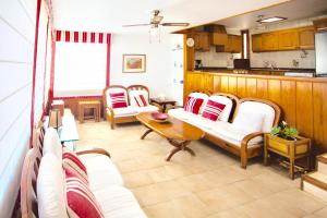 a living room with white couches and a table at Bungalows Miami Beach in San Agustin