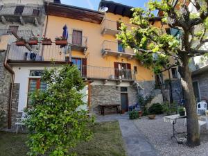 una casa con giardino di fronte di Lilla a Premeno